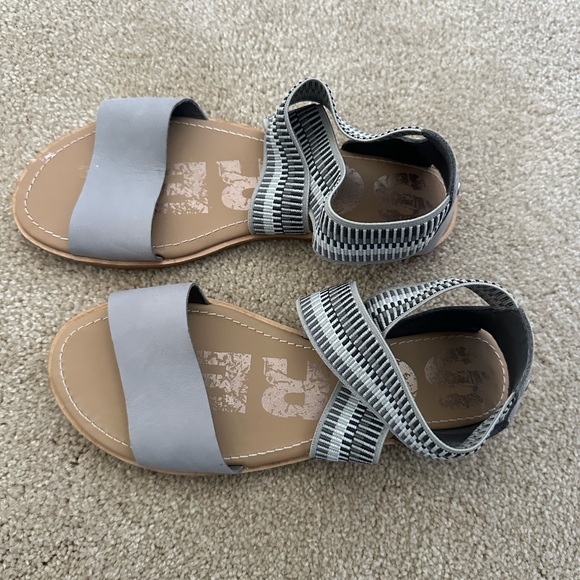 Sorel sandals with elastic ankle wrap. Very comfortable. - Picture 3 of 6